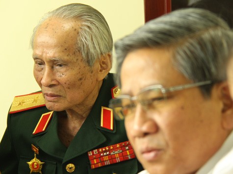 Trung tướng Nguyễn Quốc Thước và GS Nguyễn Minh Thuyết, nguyên Phó chủ nhiệm Ủy ban Văn hóa, giáo dục thanh thiếu niên, nhi đồng của Quốc hội